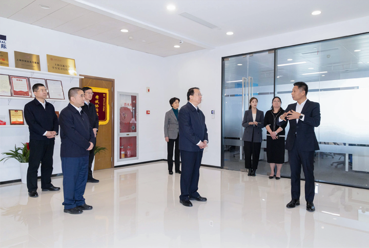 上海市长龚正一行察看AI知名人力资源服务公司k8凯发国际国际的AI赋能人力资源数据动态分析平台